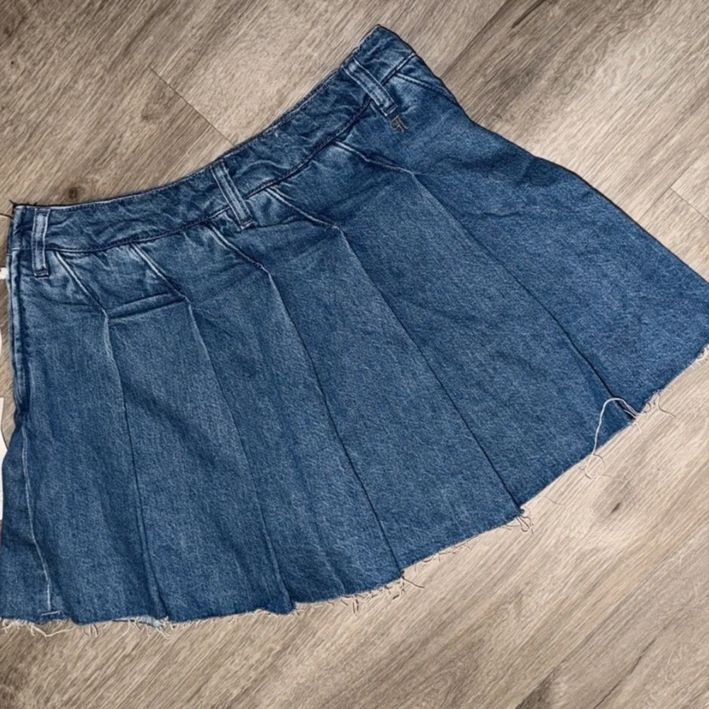 NWT! Anthropologie Pilcro Slant-Pleated Denim Skort - Size 25📢